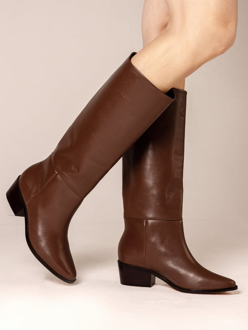 BOTA EM COURO LEA APPLE CANO ALTO SALTO BAIXO