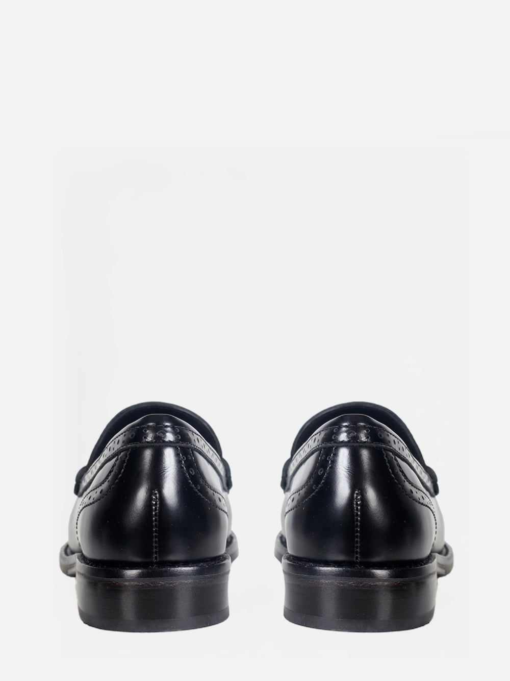 MOCASSIM EM COURO GIU PRETO BROGUE
