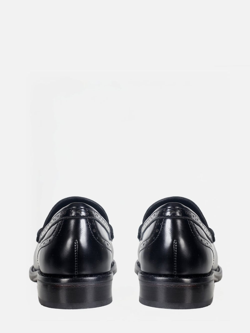 MOCASSIM EM COURO GIU PRETO BROGUE