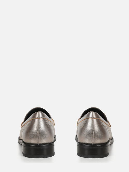 MOCASSIM EM COURO METALIZADO ELISE PRATA VELHO