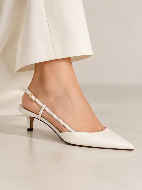 SCARPIN EM COURO CASSIE OFF WHITE SALTO BAIXO