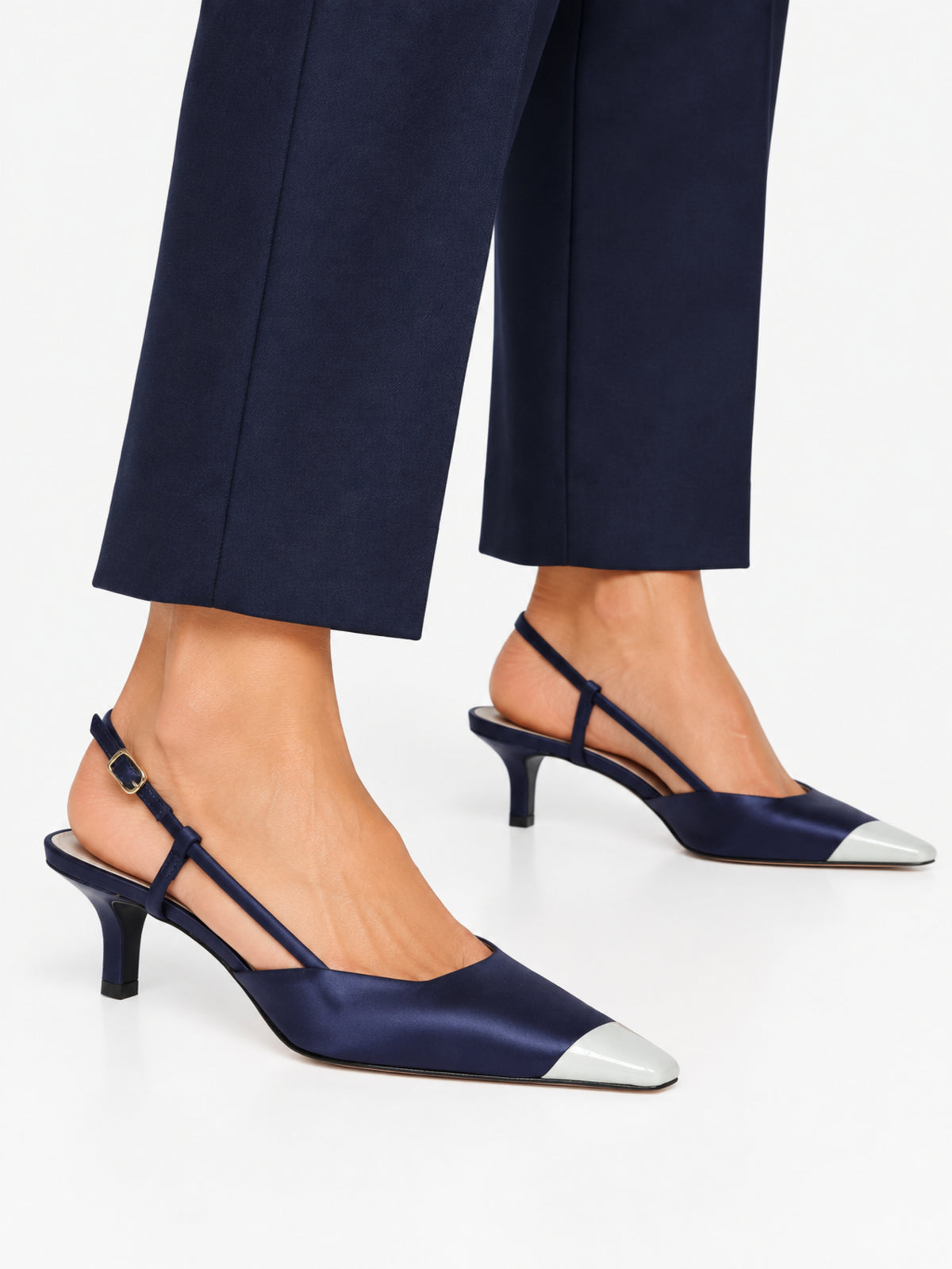 SCARPIN EM CETIM DUO AZUL MARINHO COM BIQUEIRA EM VERNIZ